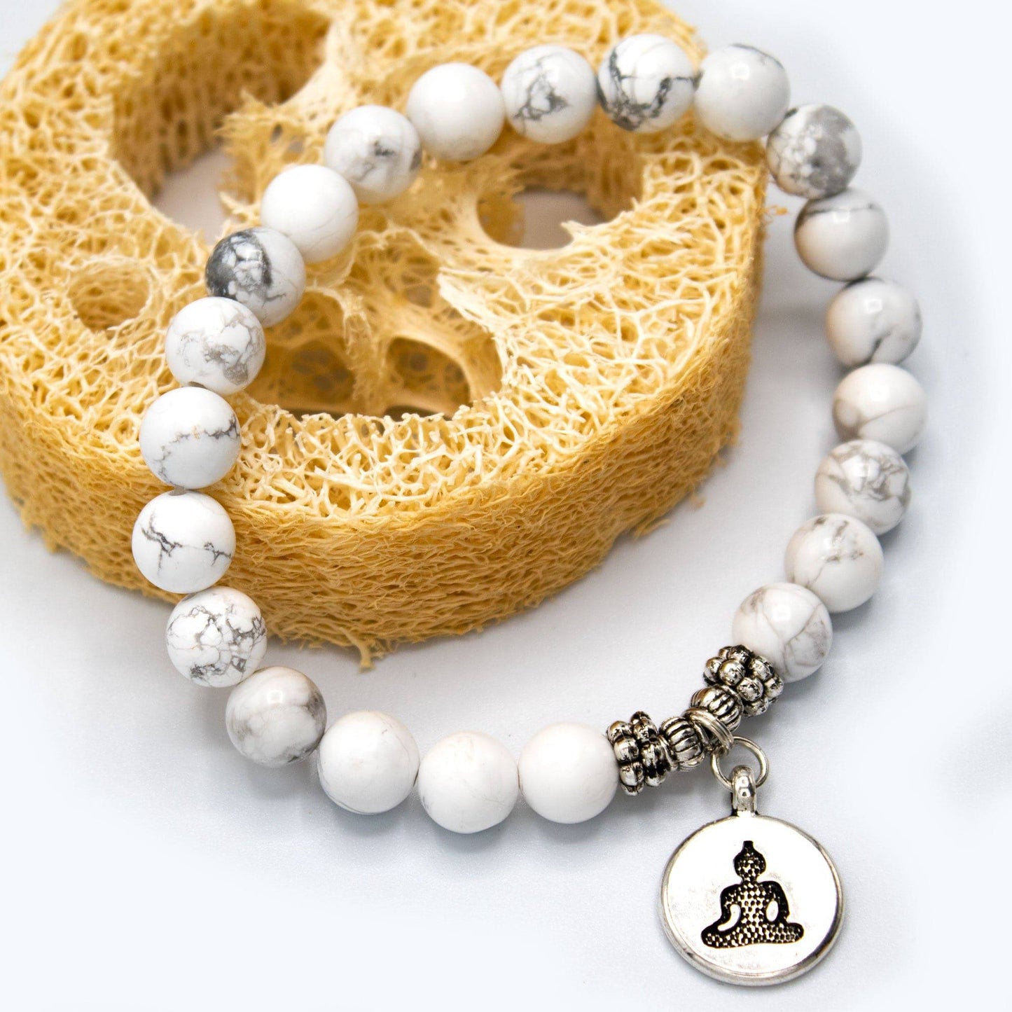 A.M.A.D.O Meditation Armband - flexibel mit Howlith Jade und spirituellem Glückssymbol - AMADO-SelfCare